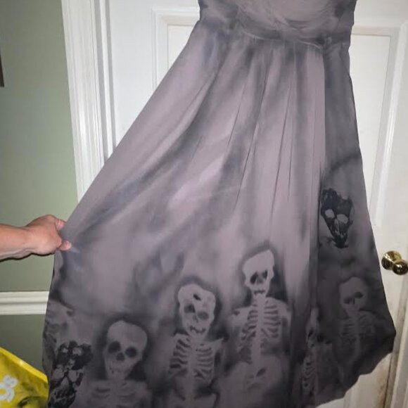 Perfect dress for your Spooky Halloween Soiree - Picture 1 of 4